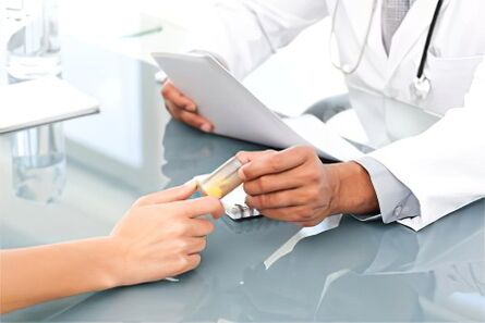 prescrição de um medicamento antiparasitário por um especialista