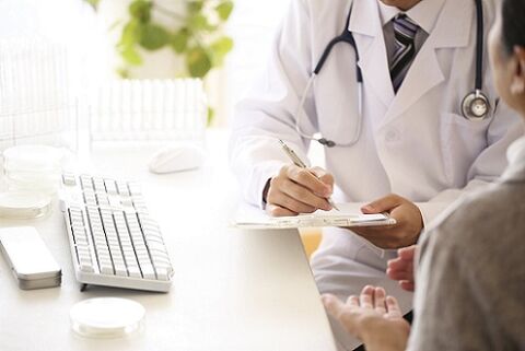 visitando um médico para tratar parasitas no corpo