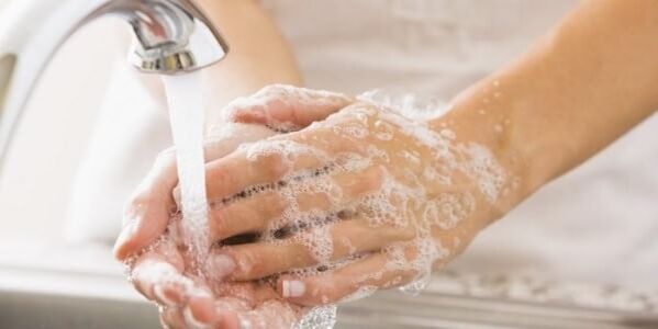 lavar as mãos para prevenir parasitas
